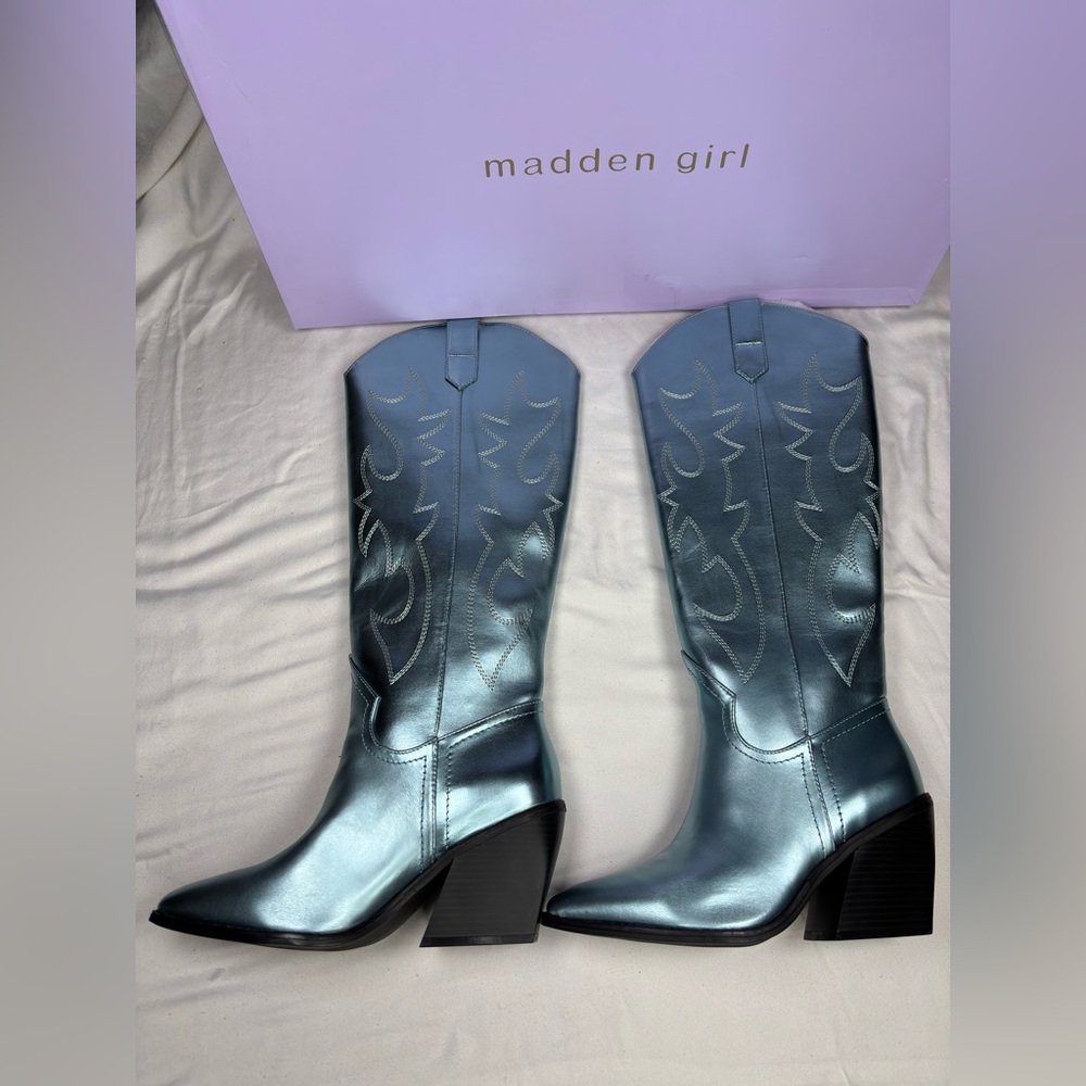 Madden Girl Women's Arizona Western Boot
NWB SIZE 9.5
BLUE‎ MET